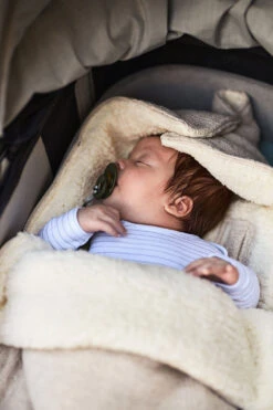 Jollein Fußsack Für Kinderwagen Und Babyschal, 3/5 Punkt-Gurt, Bliss Knit Nougat -Babyartikelgeschäft jollein fusssack fur kinderwagen und babyschal 3 5 punkt gurt bliss knit nougat 3